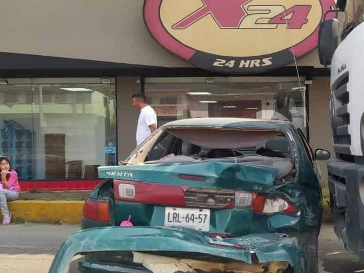 Choque entre automóvil y camión deja dos lesionados en Banderilla