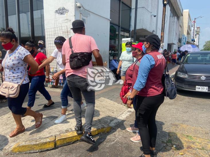 Desalojan a comerciantes de la avenida Juárez del Centro de Coatza