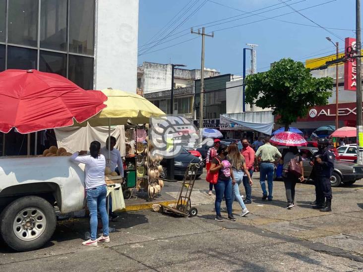 Desalojan a comerciantes de la avenida Juárez del Centro de Coatza