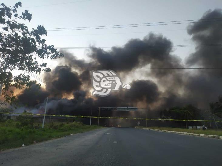 Fuego en corralón provoca cierre de carretera Antigua a Minatitlán
