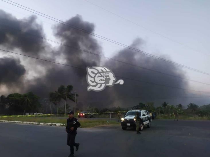 Fuego en corralón provoca cierre de carretera Antigua a Minatitlán