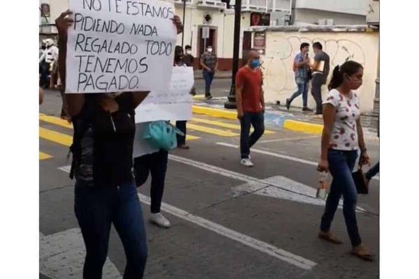 Antorchistas se manifiestan en Veracruz; exigen agua en sus colonias