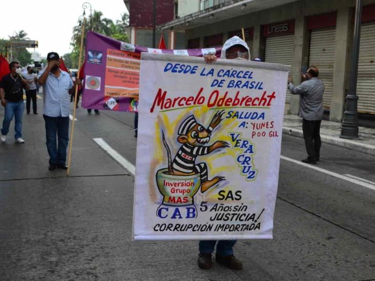 Marchan por calles del centro sindicatos de Veracruz