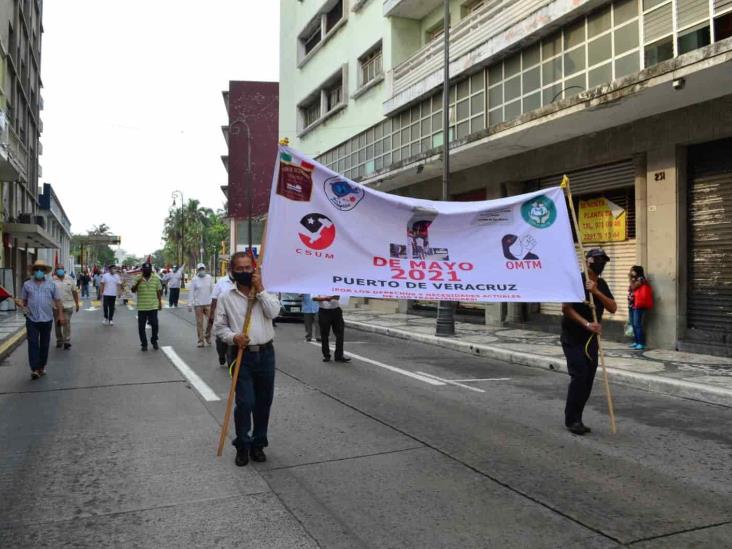 Marchan por calles del centro sindicatos de Veracruz