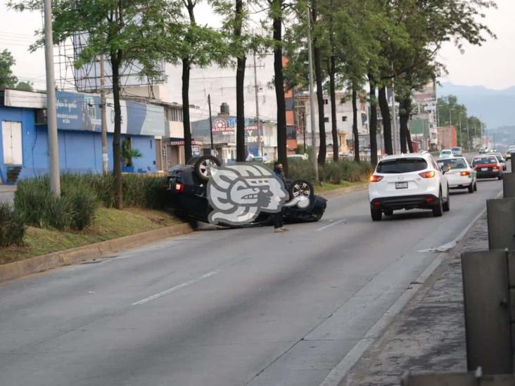 Conductor pierde control de su Jeep en Xalapa y termina volcado en Lázaro Cárdenas