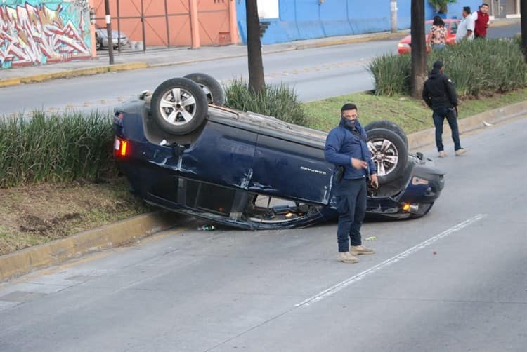 Conductor pierde control de su Jeep en Xalapa y termina volcado en Lázaro Cárdenas