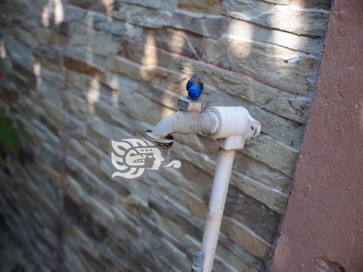 Estiaje impacta a vecinos del Centro de Coatza; pasan hasta 12 días sin agua