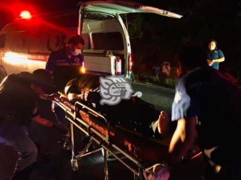 Auto impacta a ocupantes de motocicleta rumbo a Mina; un muerto
