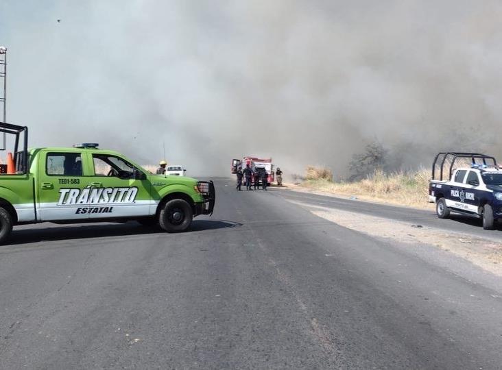Incendio de pastizales provoca cierre de la carretera Coatza-Mina