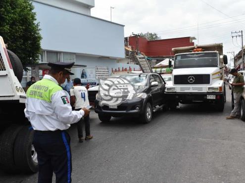 Camión impacta camioneta estacionada en Acayucan