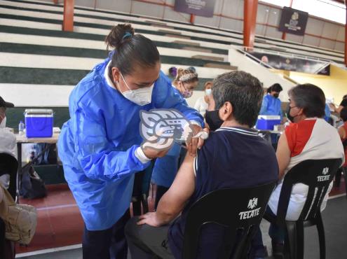 Con filas desde el miércoles, arrancó vacunación covid en Orizaba