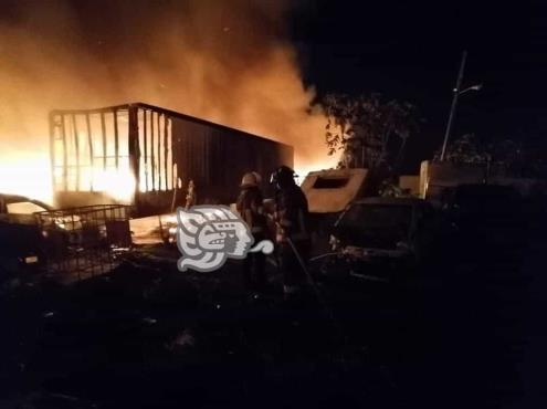 De nueva cuenta, se incendia centena de vehículos en corralón “Grúas Vázquez”
