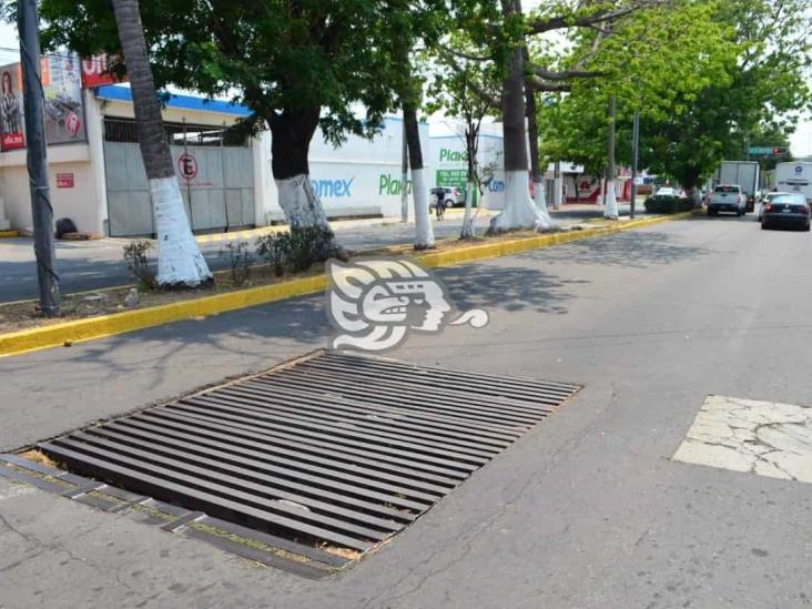 Tragatormentas sobre calle Bolívar, peligro peatonal