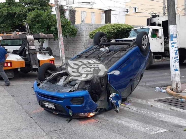 Vuelcan su vehículo y taxista aprovecha para robarles en Veracruz