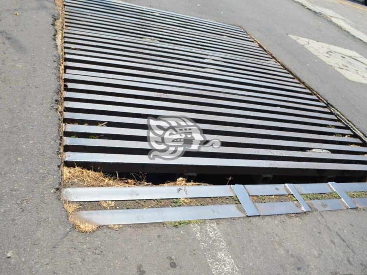 Tragatormentas sobre calle Bolívar, peligro peatonal