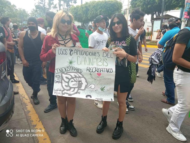 En Xalapa, marchan a favor de la legalización de la mariguana