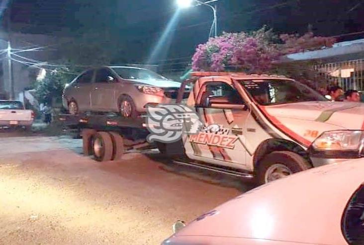 Automovilista choca contra portón de una casa en Pacho Viejo