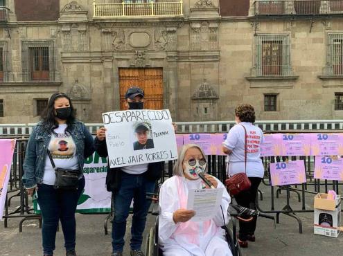 Madres de desaparecidos protestan afuera del Palacio Nacional
