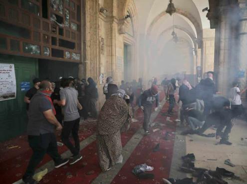 Chocan palestinos y policía israelí en mezquita; hay cientos de heridos