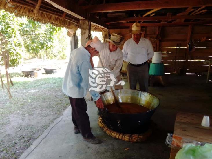 Don Jorge, a sus 83 años mantiene la tradicional producción de panela