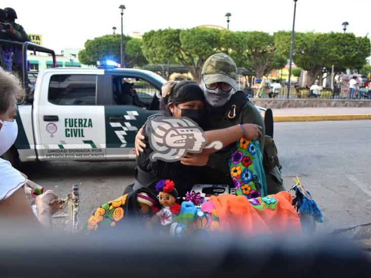 Fuerza Civil sorprende con obsequios a madres de familia en Acayucan