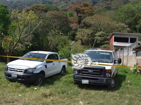 Exhuman 3 cuerpos en fosa clandestina en Chocamán