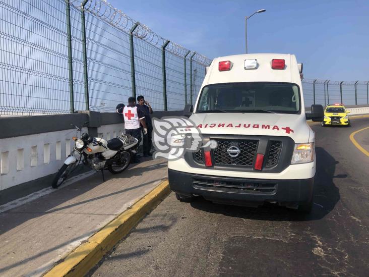 Motociclista resulta lesionado tras ser impactado por camioneta de carga