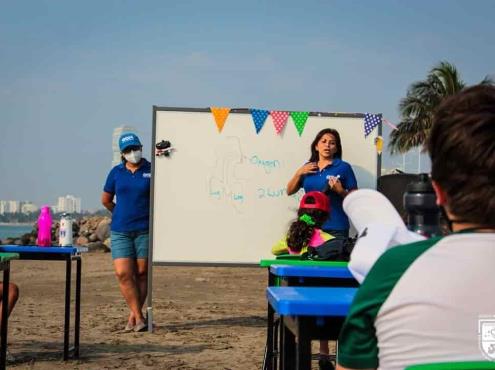 Escuela de Veracruz imparte clases en la playa Camino Real