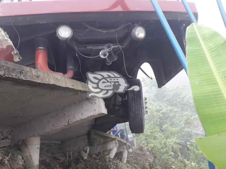 Por poquito; autobús casi cae en barranco de Rafael Delgado