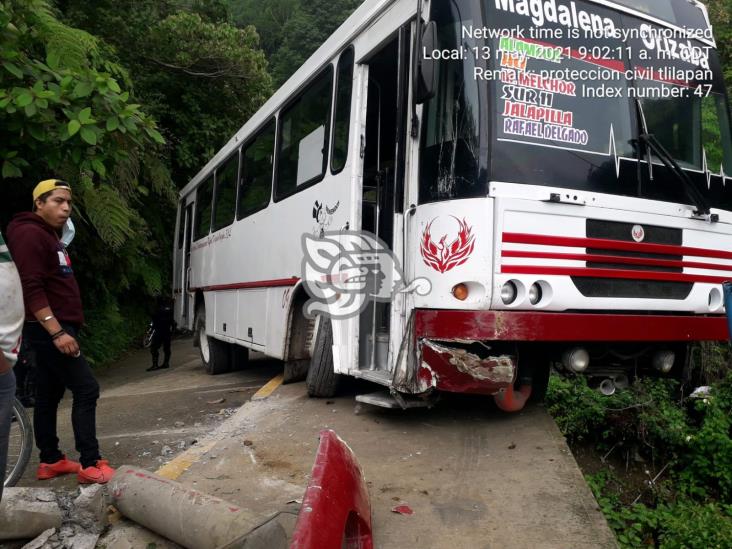 Por poquito; autobús casi cae en barranco de Rafael Delgado