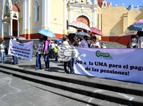 Exigen que pensión no se pague en UMAS en Veracruz; salario mínimo, referencia, dicen