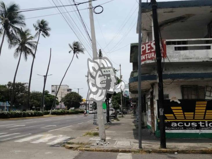 Alertan sobre poste en mal estado sobre avenida Allende
