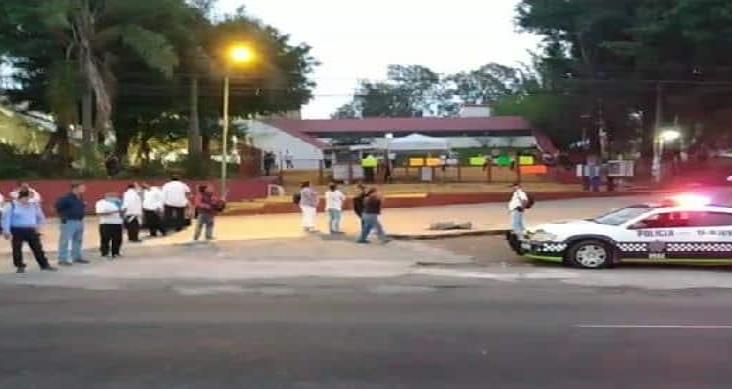 En Xalapa, Policía Estatal desaloja y detiene a docentes durante bloqueo en la SEV