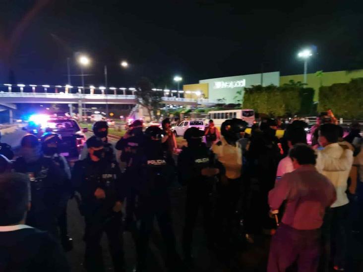 En Xalapa, Policía Estatal desaloja y detiene a docentes durante bloqueo en la SEV