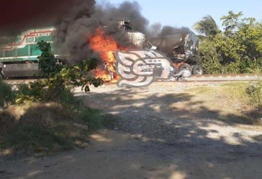 Explota pipa tras ser arrastrada por el tren en carretera Oteapan-Chinameca