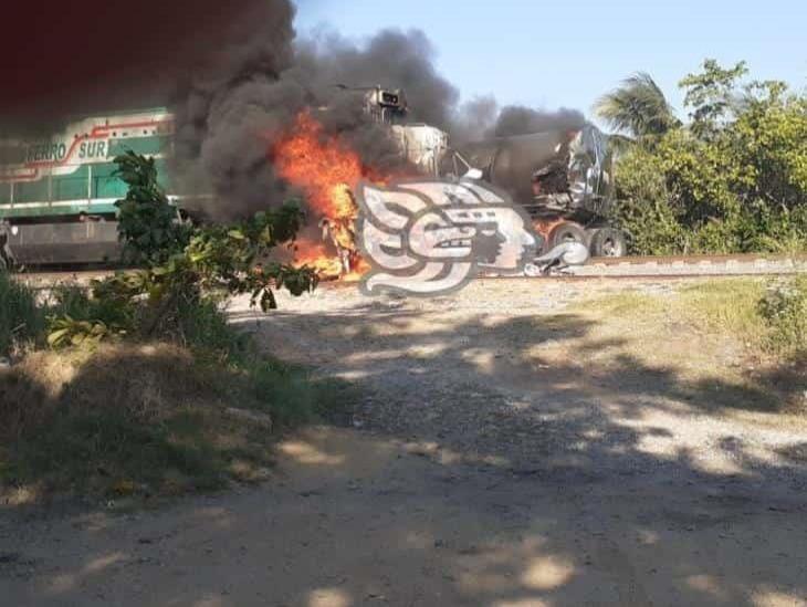 Explota pipa tras ser arrastrada por el tren en carretera Oteapan-Chinameca