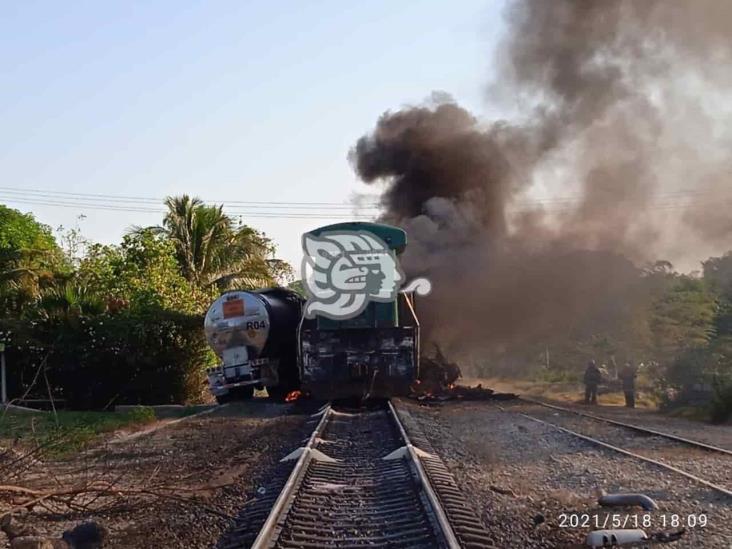 Explota pipa tras ser arrastrada por el tren en carretera Oteapan-Chinameca