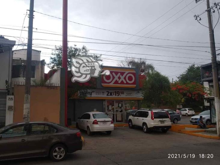Violento asalto a Oxxo de Indeco Ánimas, en Xalapa