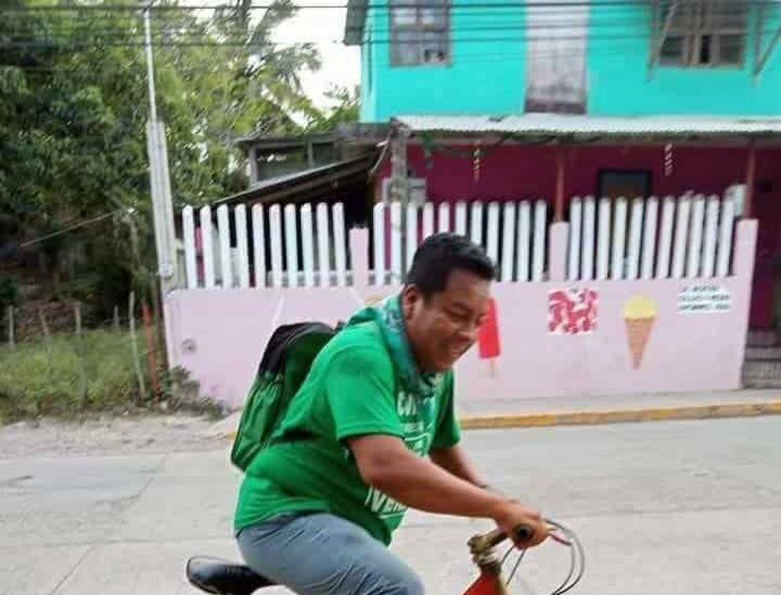 En una bicicleta, se traslada candidato del Partido Verde en Cazones