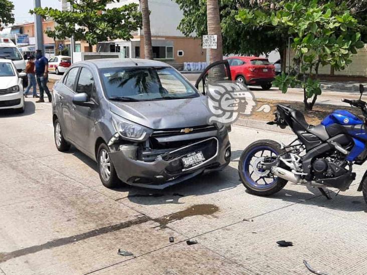 Se registra accidente entre motociclista y conductor en calles de Boca del Río