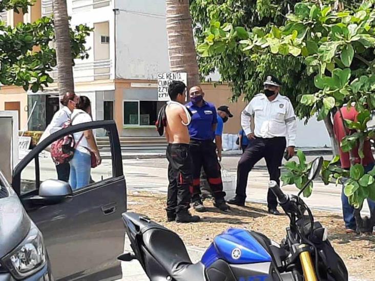 Se registra accidente entre motociclista y conductor en calles de Boca del Río