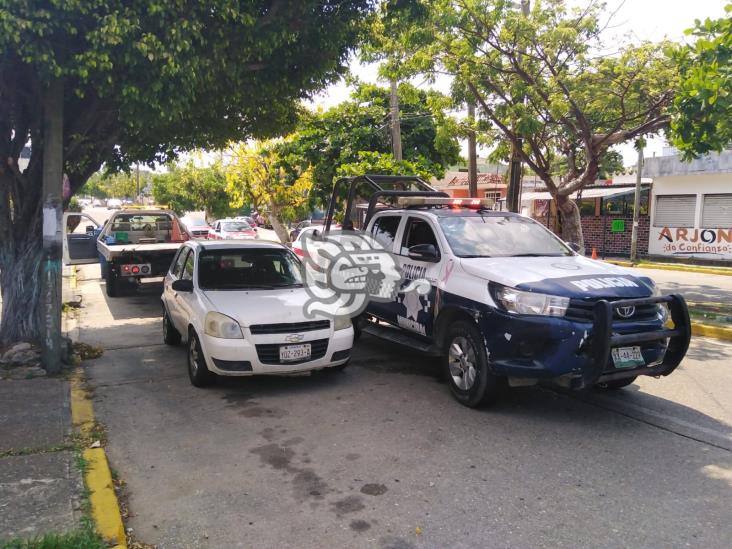 Abandonan coche tras ser robado en la Benito Juárez Sur