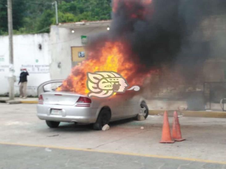 En Coacoatzintla casi linchan a 4 señalados de robar en casas y negocios; queman auto