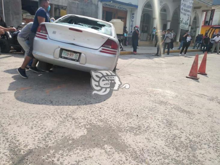 En Coacoatzintla casi linchan a 4 señalados de robar en casas y negocios; queman auto