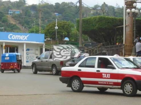 Taxistas aumentan tarifas a su conveniencia en Tatahuicapan 