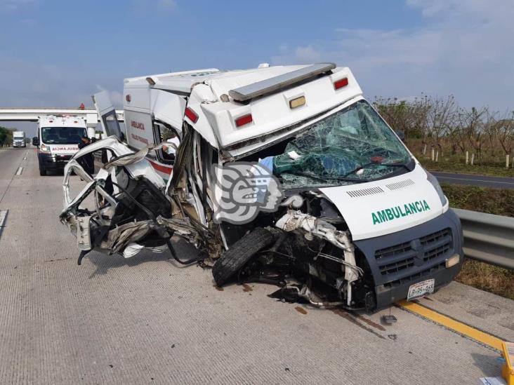 Ambulancia de Pemex colisiona en autopista de Acayucan