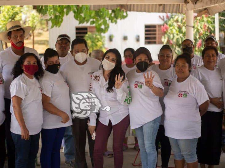 Se compromete Lupita Tapia con habitantes de La Mixtequilla