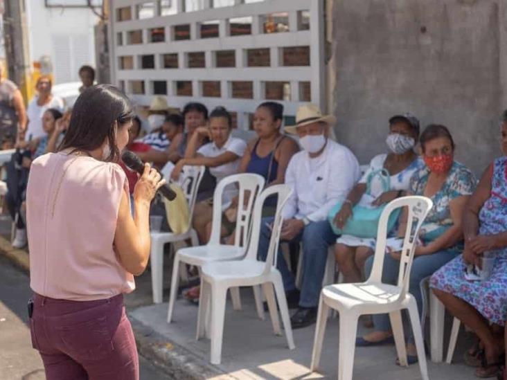 Se compromete Lupita Tapia con habitantes de La Mixtequilla