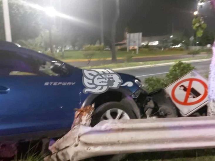 Auto choca contra arbustos y señalética en El Trébol, en Xalapa