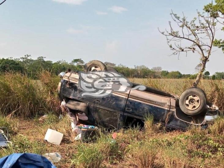 Familia sufre volcadura en tramo carretero Isla-Rodríguez Clara